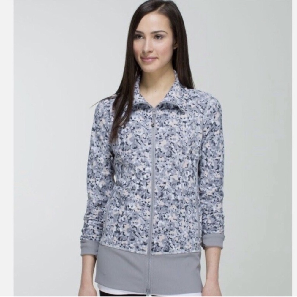 LULULEMON Nice Asana Jacket Not So
Petite Fleur Silver Spoon/Ambient Grey